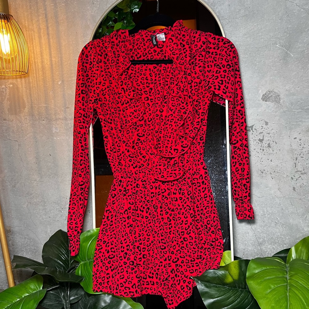 🌙 RUFFLE V NECK ANIMAL PRINT ROMPER- HM -